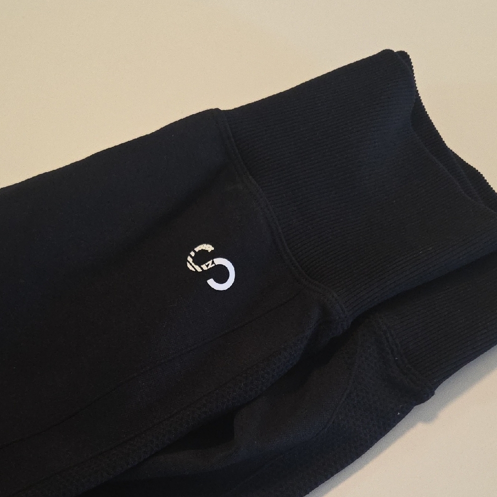 Seamless High-Waist Black Leggings with Subtle Logo - Picture 2 of 5